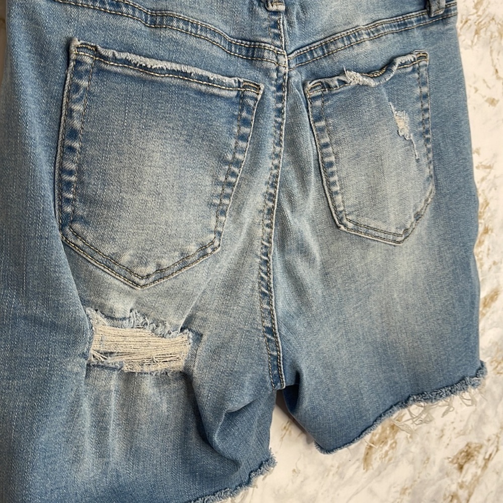 Simple Society Distressed Shorts l SIZE 25 - Picture 5 of 7